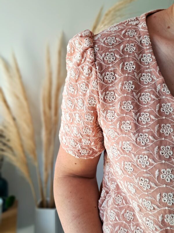 Blouse IRIS Mode femme bohème Chic Col rond manches bouffantes broderie anglaise douceur agréable à porter Rozéma Créations